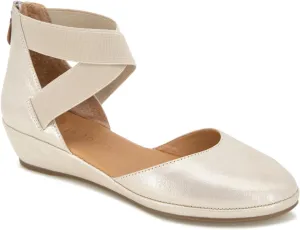 Gentle Souls by Kenneth Cole Women's Noa Wedge Sandal