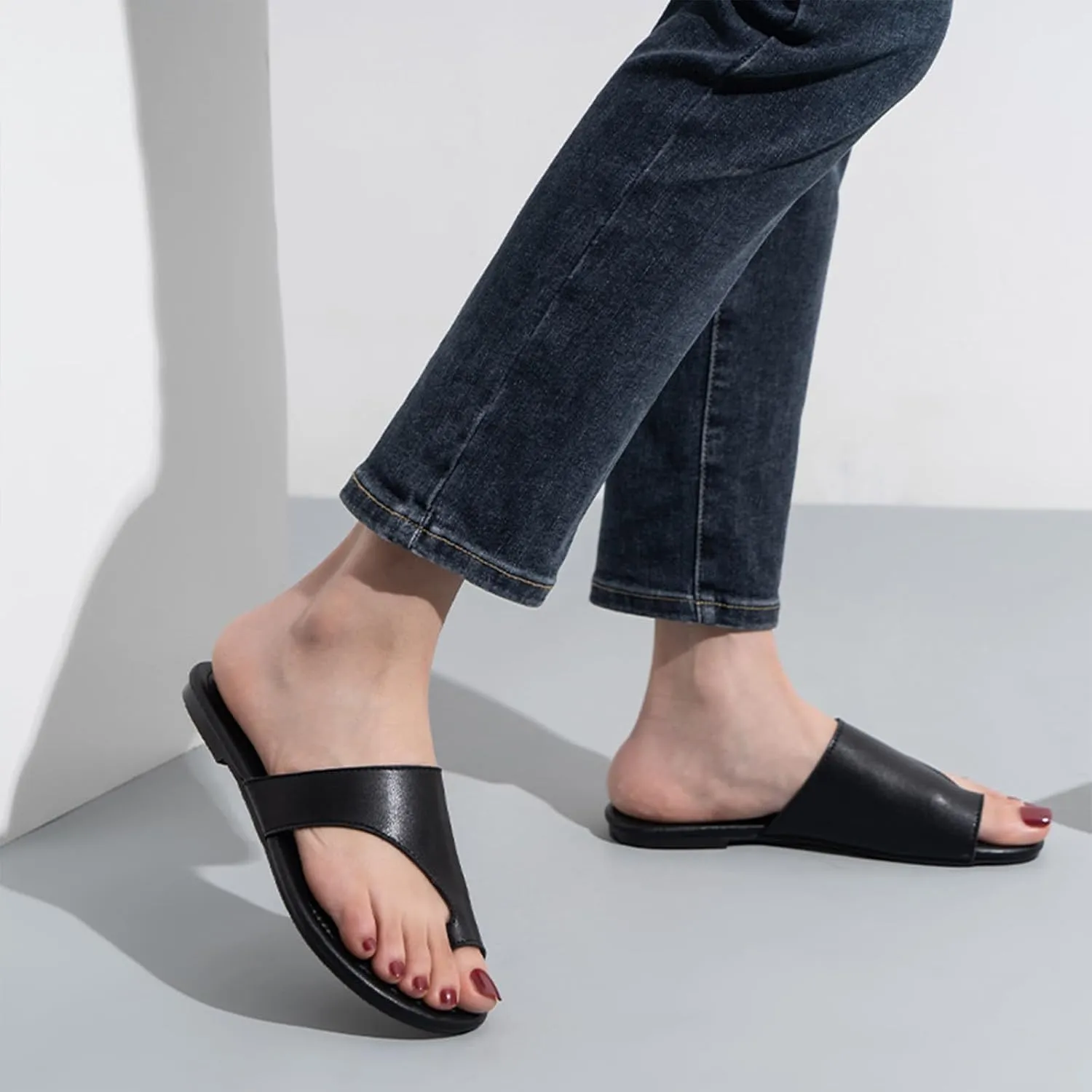Women's Leather Split Toe Flat Flip Flops Classic Round Toe Low Chunky Heel Comfortable Non-Slip Slip On Outdoor Slides Sandals Summer Beach Walking Casual Dress Slippers