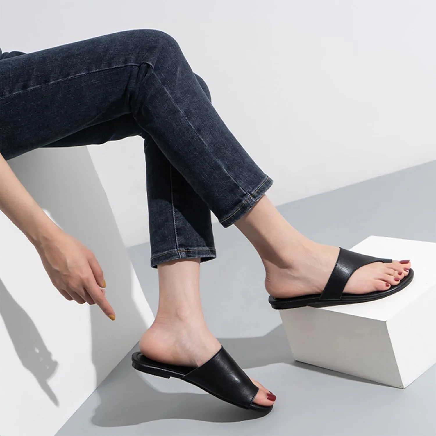 Women's Leather Split Toe Flat Flip Flops Classic Round Toe Low Chunky Heel Comfortable Non-Slip Slip On Outdoor Slides Sandals Summer Beach Walking Casual Dress Slippers