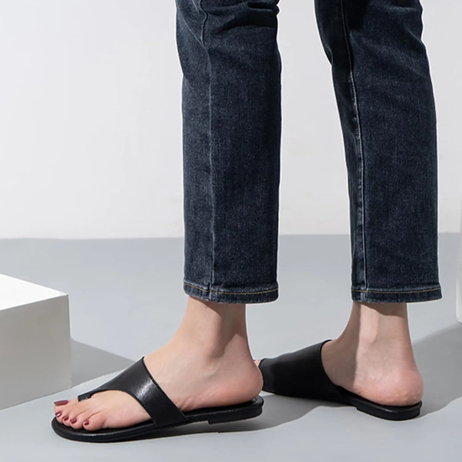 Women's Leather Split Toe Flat Flip Flops Classic Round Toe Low Chunky Heel Comfortable Non-Slip Slip On Outdoor Slides Sandals Summer Beach Walking Casual Dress Slippers